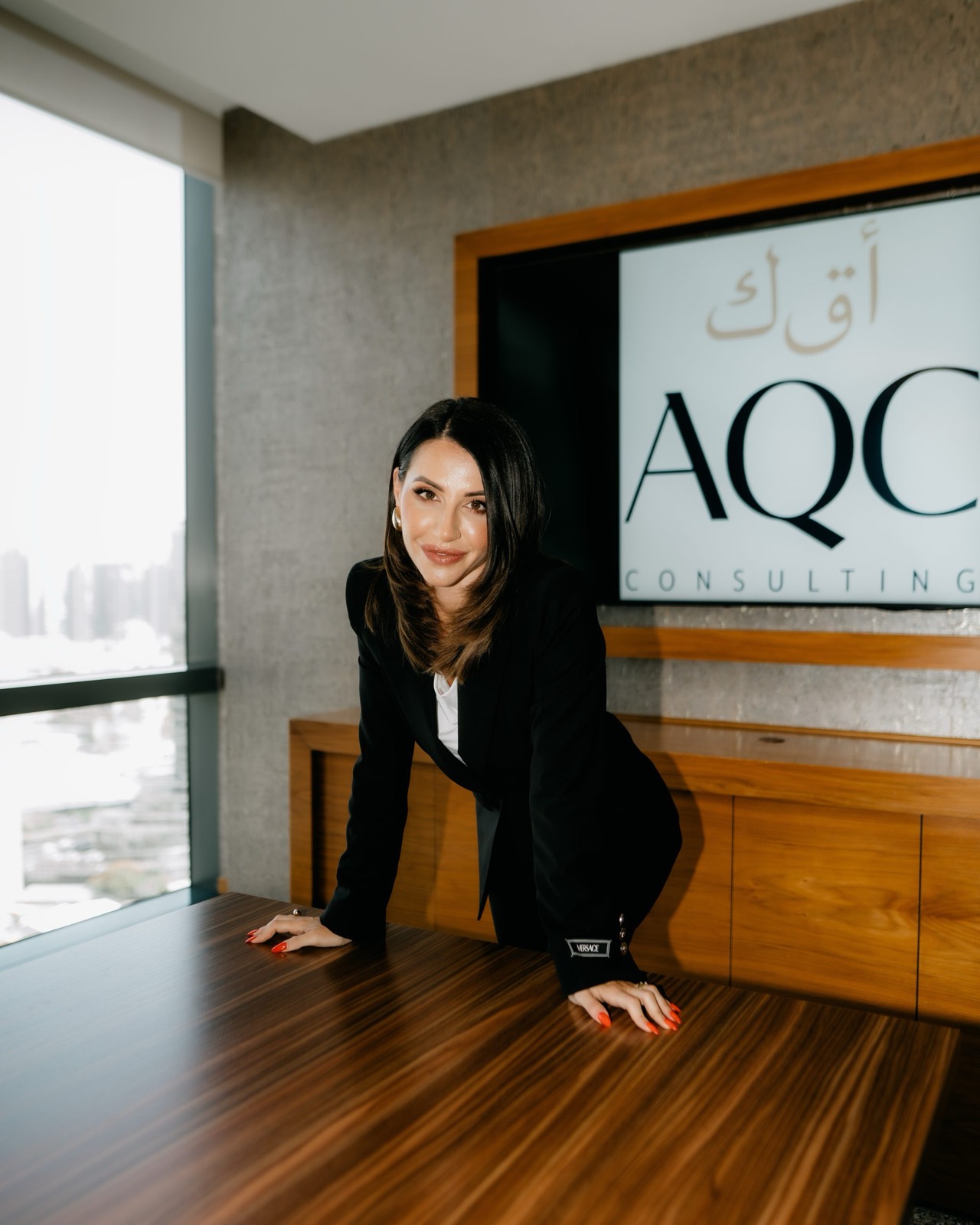 Alessandra Quarta Conte nello studio AQC Consulting a Dubai